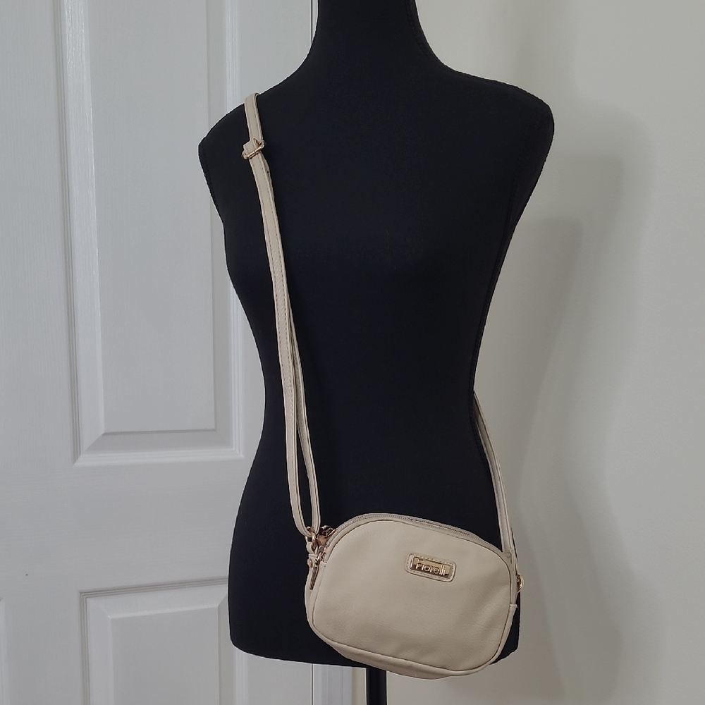 😍3/$25 Fiorelli Cream Crossbody Bag